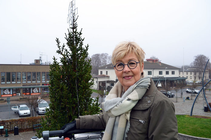 Christina högt ovanför marken.